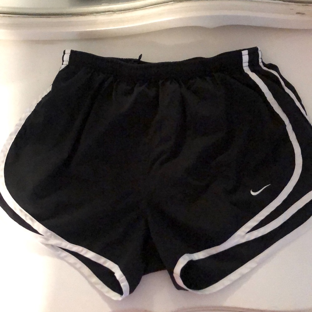 NIKE SHORTS BLACK AND WHITE